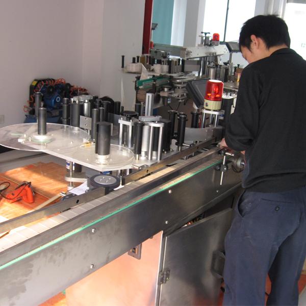 Makinë automatike etiketimi Siemens PLC me ndarës shishesh për shishet e ujit