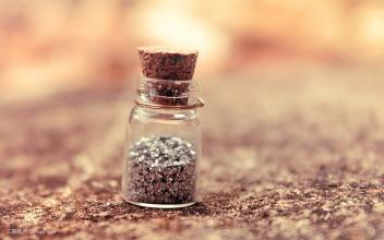 Shpejtësi e madhe SUS304 Economy Kavanoza dhe shishe automatike makina e etiketimit të shishkës për ngjitës ngjitësish