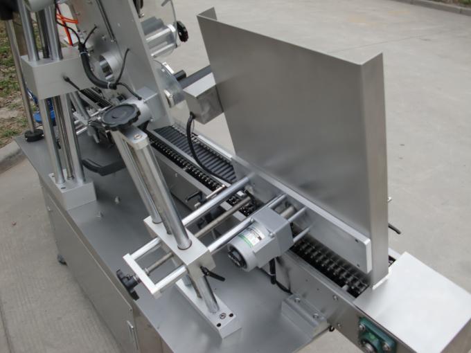 Kutitë e vogla të rrumbullakëta me shpejtësi të lartë ngjitëse etiketë, makinë ngjitëse etiketë e shisheve të zeza për sy për kozmetikë