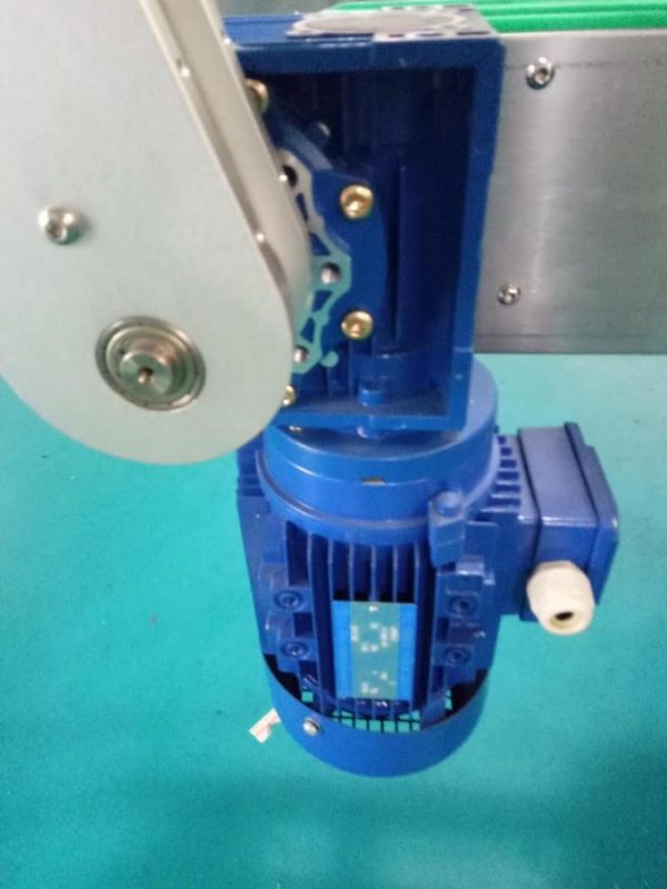 Kabineti SUS304 Makinë etiketimi e ngjitëseve me shishe katrore me dy anë me produkte të kujdesit personal