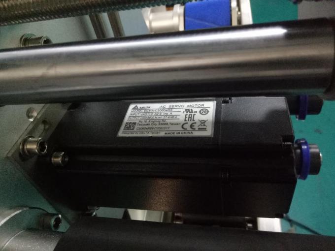 Kabineti SUS304 Makinë etiketimi e ngjitëseve me shishe katrore me dy anë me produkte të kujdesit personal