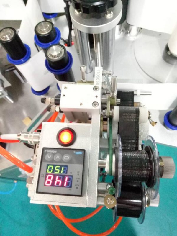 Etiketoni Makinën Automatike të Etiketimit të Ngjitëses në Anën Doubel Side me Pajisjen e Paging dhe Makinën e Kodimit