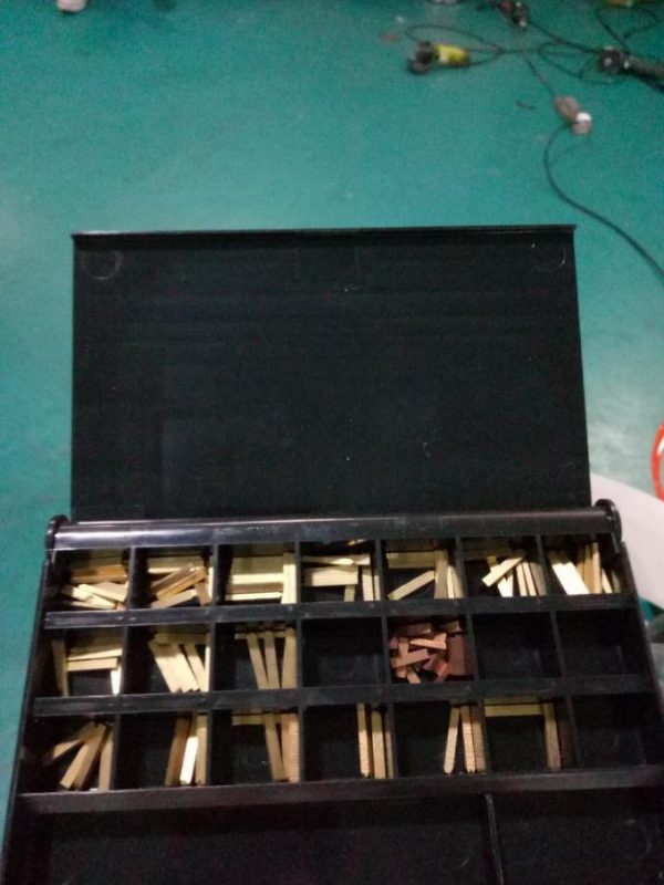 Etiketoni Makinën Automatike të Etiketimit të Ngjitëses në Anën Doubel Side me Pajisjen e Paging dhe Makinën e Kodimit