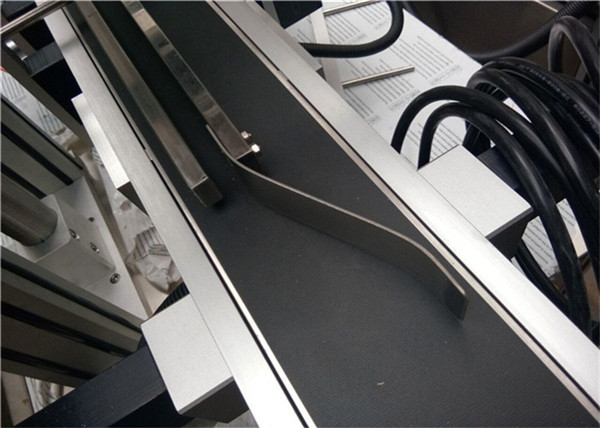 Makinë e plotë etiketimi e sipërme automatike Për etiketimin e qeses zarfi bosh të plastikës