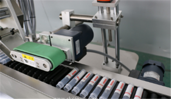 Makinë etiketimi automatike e ngjitësit të shishkës Servo Motor Tub automatik i sitkcerit