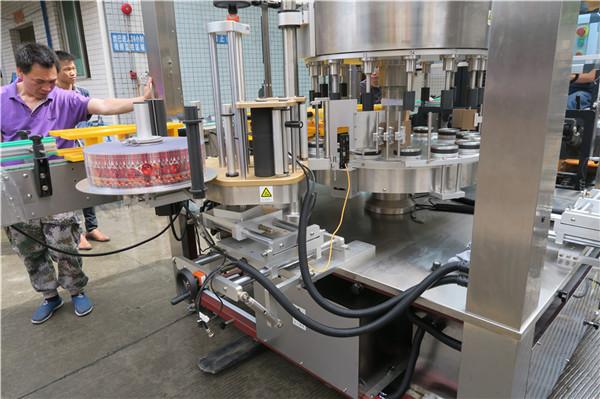 Makinë etiketimi e ngjitëseve rrotulluese CE Shishe e vetme e plotë automatike me krahë