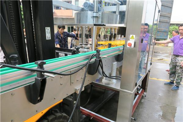 Pajisja e etiketimit të ngjitësit rrotullues të shisheve efikase PLC ekran me prekje