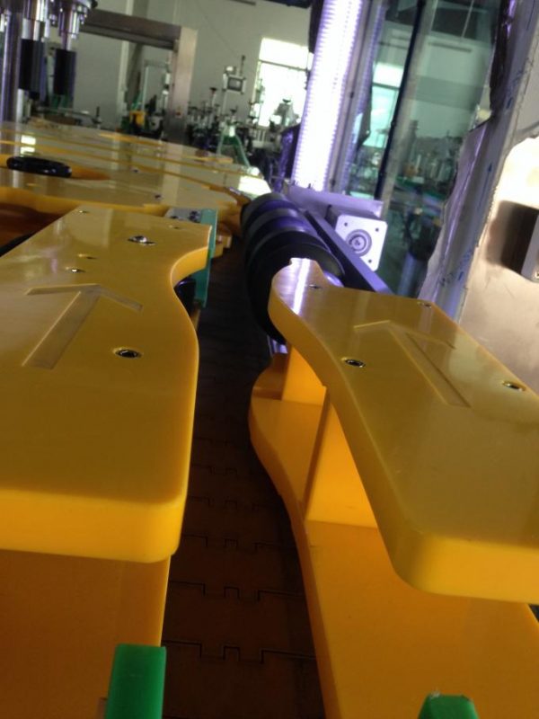 Makinë për etiketimin e shisheve të verës / birrës me prodhim të lartë, Etiketues i shisheve të rrumbullakëta