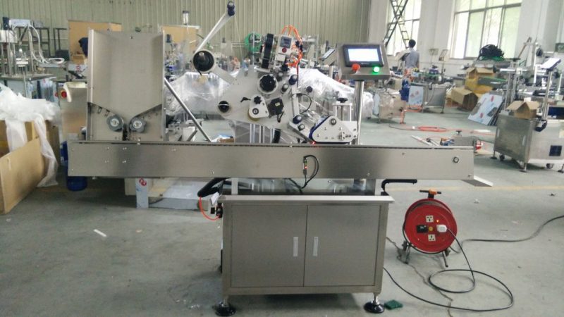 Kinë makina ngjitëse të etiketave të vogla të rrumbullakëta me shpejtësi të lartë, makinë ngjitëse etiketë e shisheve të zeza të syve për furnizuesin e kozmetikës