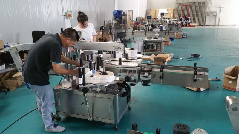 Makinë etiketimi e shisheve të ujit të personalizuar në Kinë, Makinë automatike etiketuese e stolave për anët dyfishtë furnizues