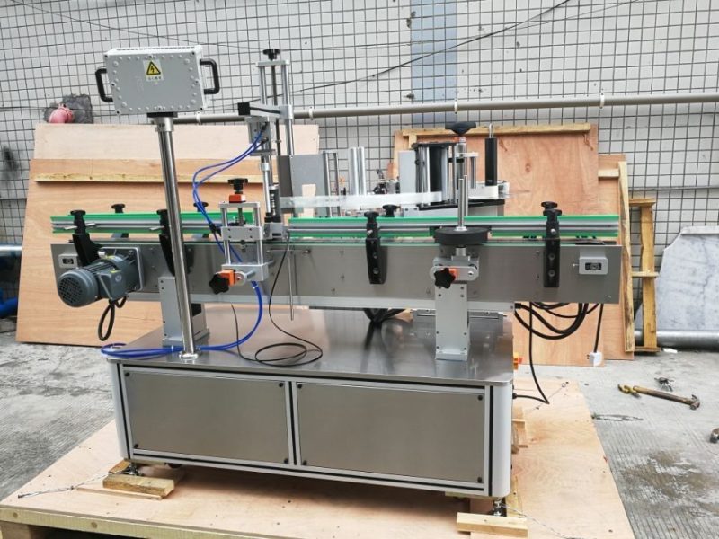 Makina standarde automatike etiketuese e shisheve të rrumbullakëta përpara dhe prapa furnizuesit